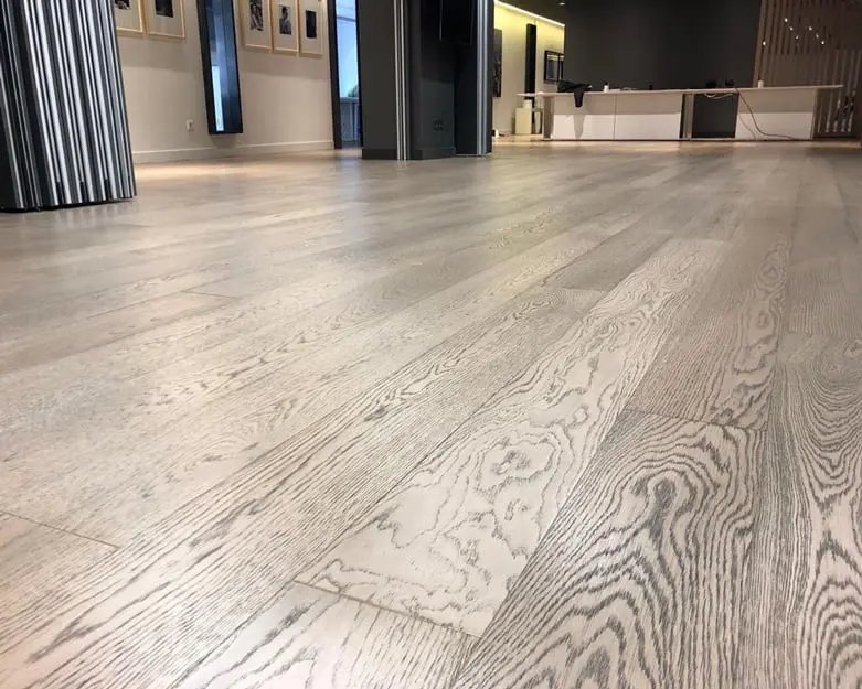 Restauración de suelos de madera sin lijado ni polvo