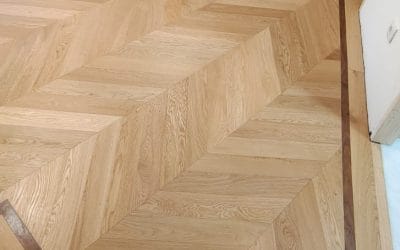 Instalación de tarima maciza de roble en espiga chevron