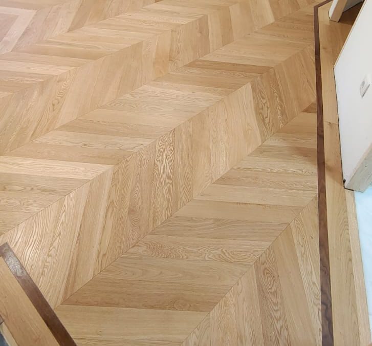 Instalación de tarima maciza de roble en espiga chevron