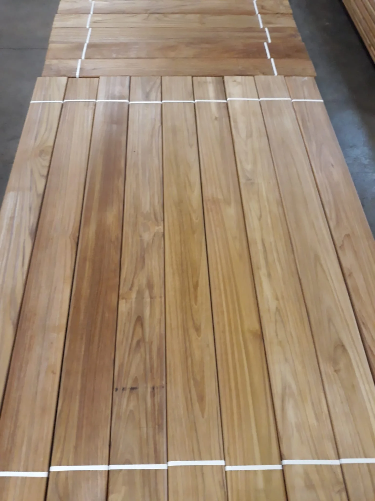 Tarima de madera de TEKA- Tarima maciza de Maderas Exóticas