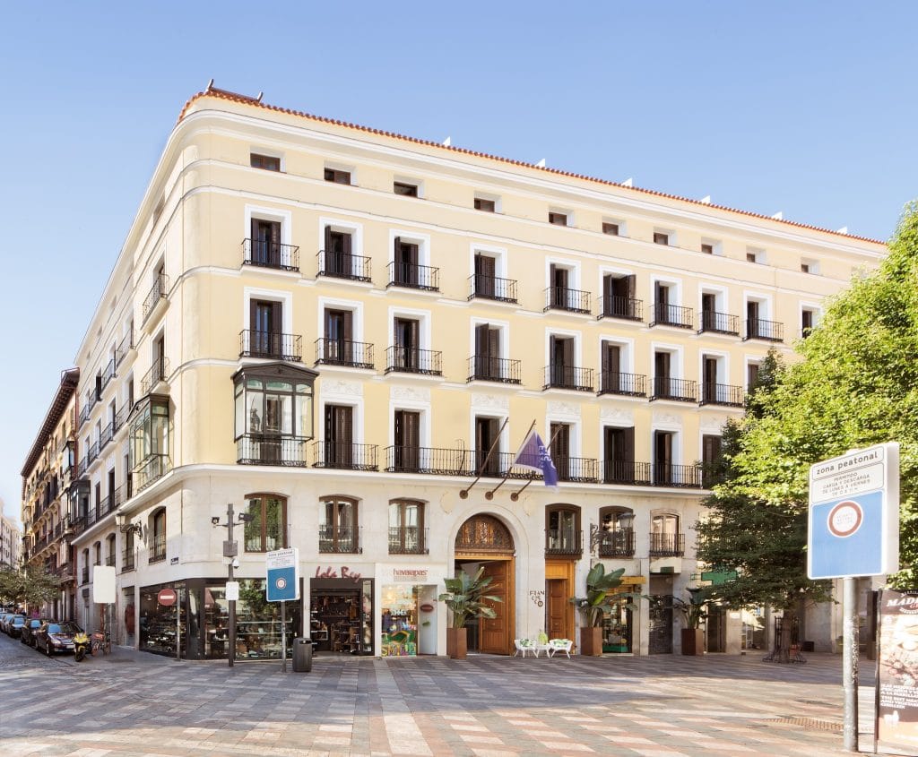 Tarima de madera natural en el Hotel Francisco I - Madrid