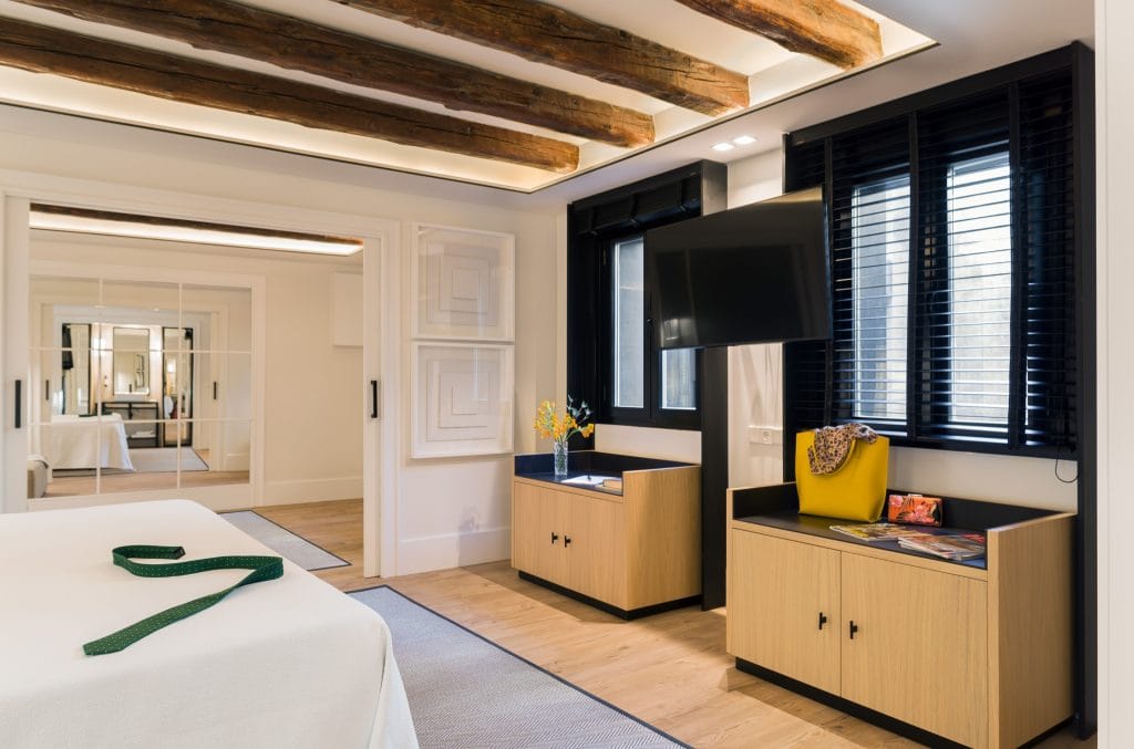 Tarima de madera natural en el Hotel Francisco I - Madrid