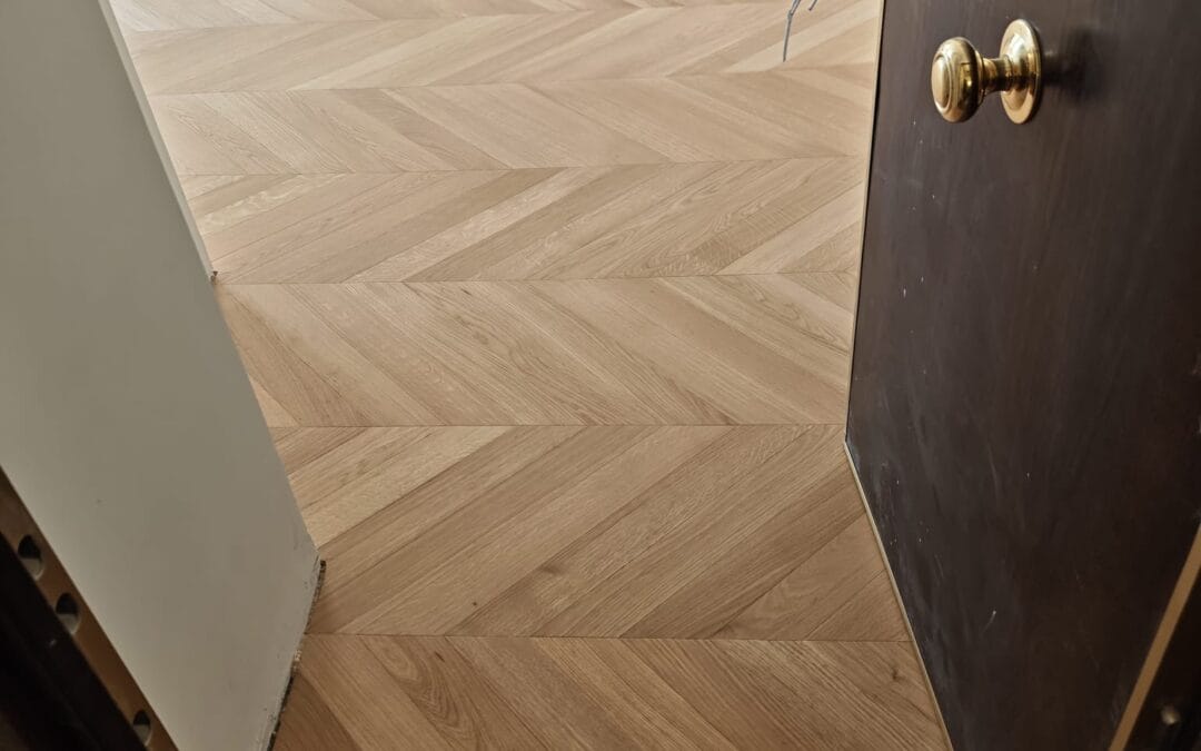 Tarima de roble en espiga chevron | Elegancia atemporal