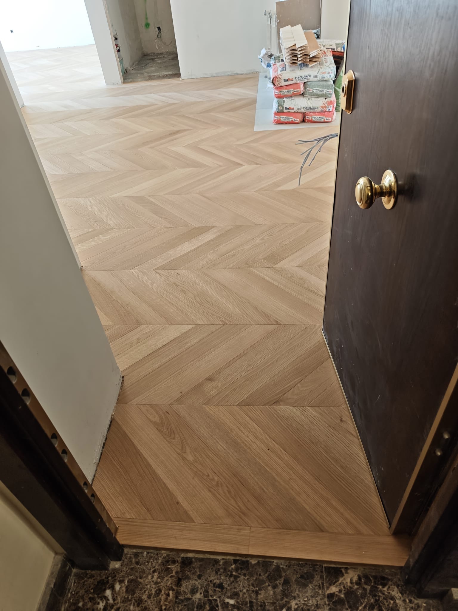 Tarima de roble en espiga chevron | Elegancia atemporal