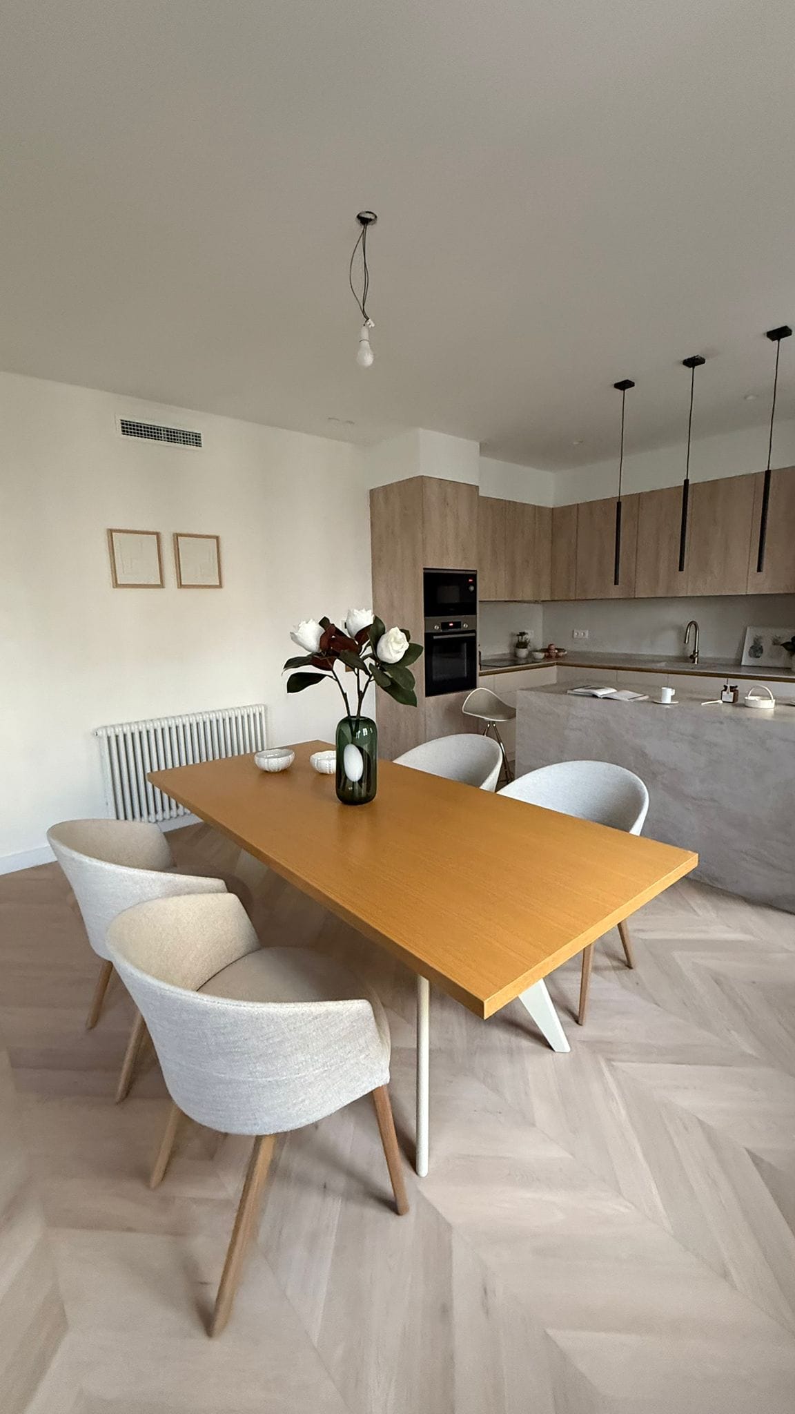 Instalación de tarima punta hungría cepillado con barniz invisible