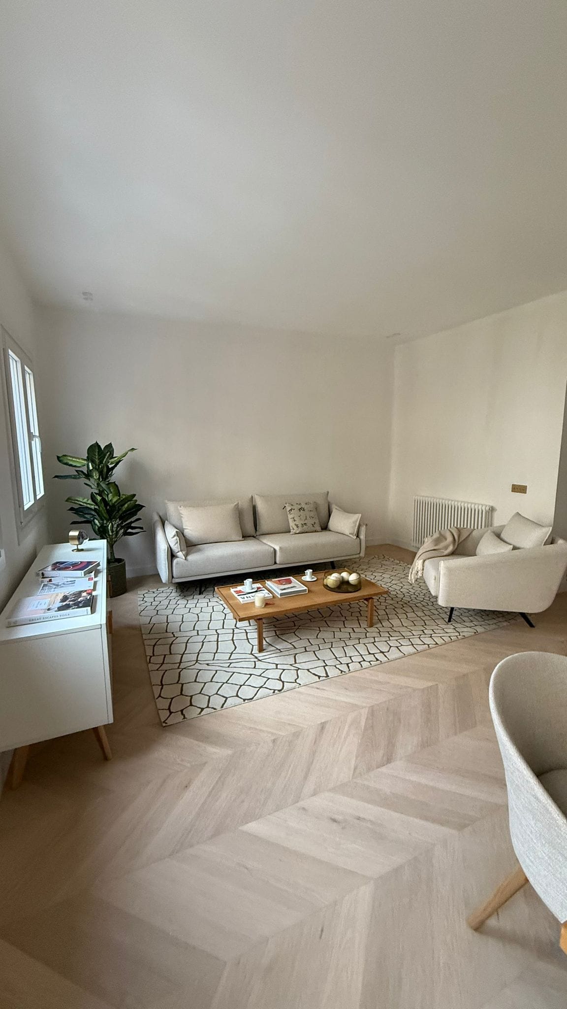 Instalación de tarima punta hungría cepillado con barniz invisible