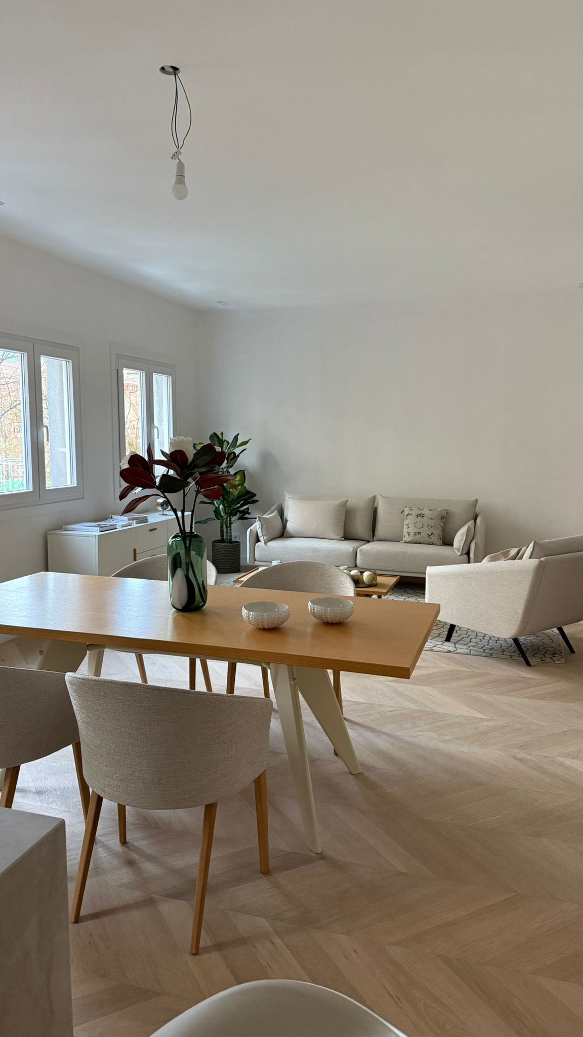 Instalación de tarima punta hungría cepillado con barniz invisible