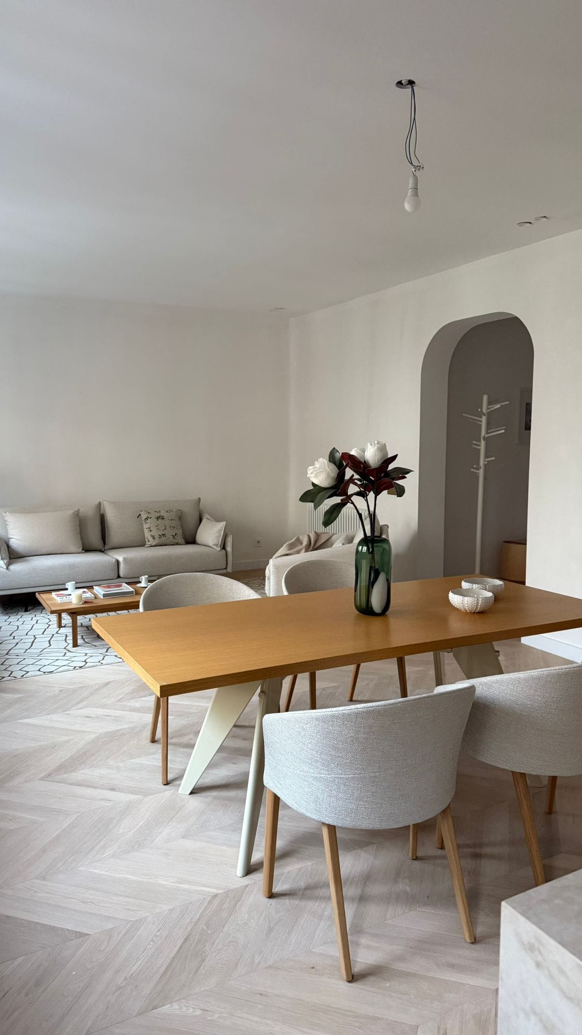 Instalación de tarima punta hungría cepillado con barniz invisible