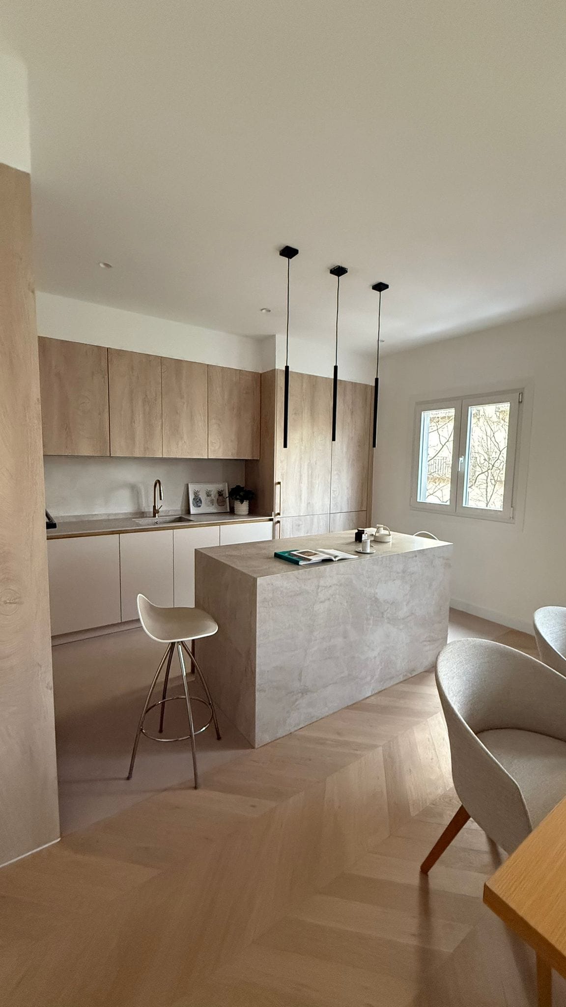 Instalación de tarima punta hungría cepillado con barniz invisible