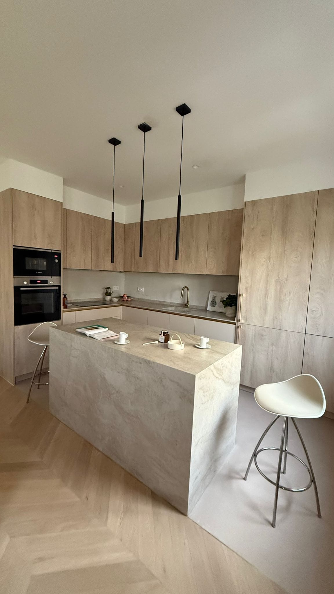 Instalación de tarima punta hungría cepillado con barniz invisible