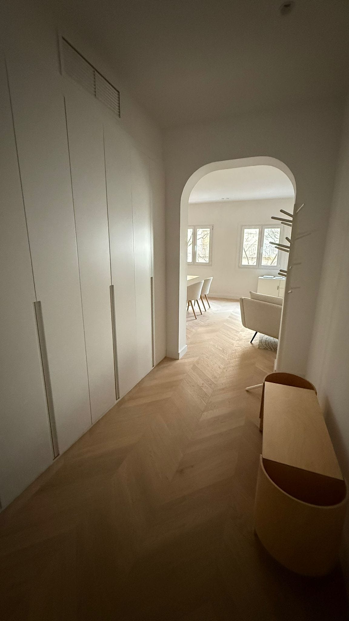 Instalación de tarima punta hungría cepillado con barniz invisible